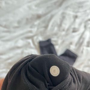 Lululemon Black wunder under leggings size 6 inseam 25”.